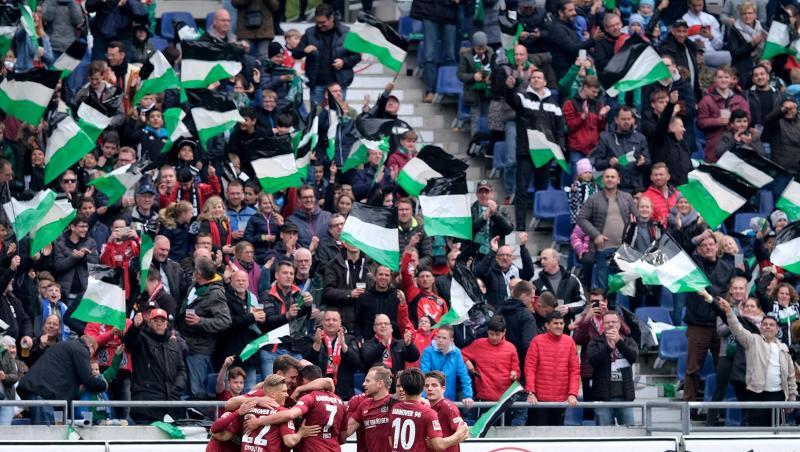 Trotz des 3:0-Sieges gegen den SC Freiburg abgestiegen: Hannover 96. Trotz des 3:0-Sieges gegen den SC Freiburg abgestiegen: Hannover 96.