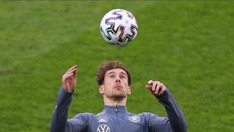 Deutschlands Leon Goretzka nimmt den Ball an.