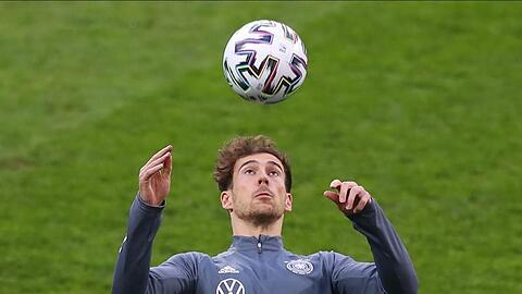 Deutschlands Leon Goretzka nimmt den Ball an.