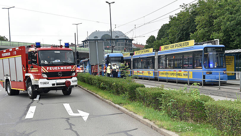 Ein 73-Jähriger wurde von einer Tram erfasst und erlitt dabei tödliche Verletzungen.
