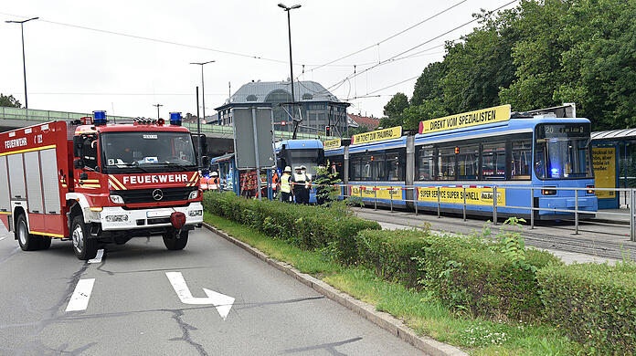 Ein 73-Jähriger wurde von einer Tram erfasst und erlitt dabei tödliche Verletzungen.