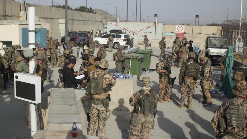Britische und des US-amerikanische Soldaten bei der Evakuierung von Menschen aus Kabul.