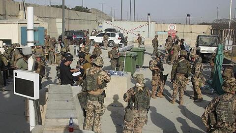 Britische und des US-amerikanische Soldaten bei der Evakuierung von Menschen aus Kabul.