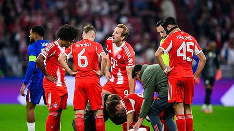 Beim FC Bayern musste Josip Stanisic (Mitte) am Mittwochabend verletzt ausgewechselt werden.
