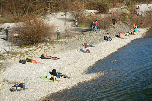 Im knappen Bikini an der Isar - man könnt&rsquo; fast meinen, es wär noch Sommer.
