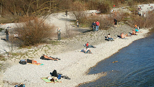 Im knappen Bikini an der Isar - man könnt’ fast meinen, es wär noch Sommer. Im knappen Bikini an der Isar - man könnt’ fast meinen, es wär noch Sommer.