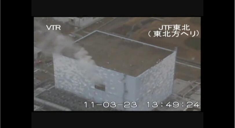 Weißer Rauch dringt aus dem Reaktor 2 von Fukushima.
