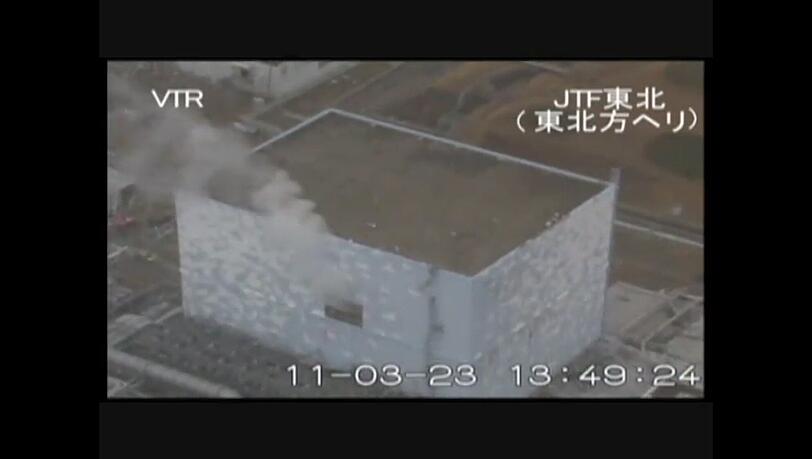 Weißer Rauch dringt aus dem Reaktor 2 von Fukushima. Weißer Rauch dringt aus dem Reaktor 2 von Fukushima.