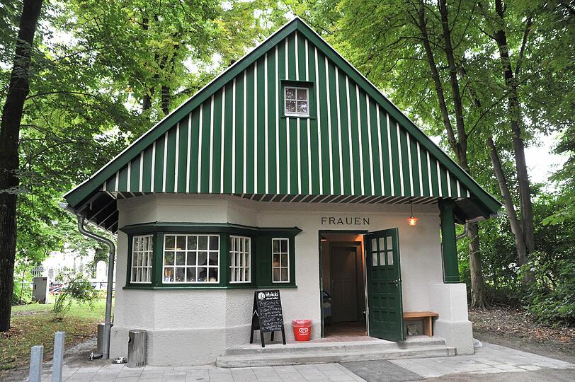 Nicht nur für Frauen &ndash; auch wenn es der alte Schriftzug über der Tür suggeriert: Das &bdquo;Fräulein Grüneis&ldquo; an der Eisbachwelle. Foto: Gregor Feindt