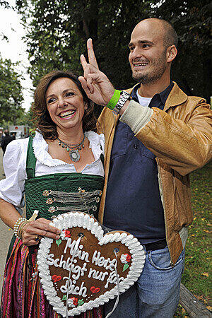 Fürst Albert von Thurn und Taxis und die Moderatorin Uschi Dämmrich von Luttitz: Die Freude ist groß und das Lebkuchenherz schon gekauft.