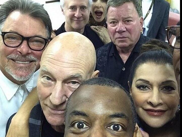 Auch die "Star Trek"-Crew rund um die beiden Kapitäne Kirk (William Shatner, Mitte rechts) und Picard (Patrick Stewart, zweiter von links) ist im Selfie-Wahn