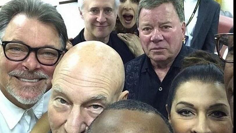 Auch die "Star Trek"-Crew rund um die beiden Kapitäne Kirk (William Shatner, Mitte rechts) und Picard (Patrick Stewart, zweiter von links) ist im Selfie-Wahn Auch die "Star Trek"-Crew rund um die beiden Kapitäne Kirk (William Shatner, Mitte rechts) und Picard (Patrick Stewart, zweiter von links) ist im Selfie-Wahn