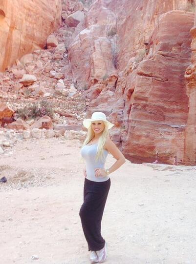 Daniela Katzenberger in der verlassenen Felsenstadt Petra in Jordanien.