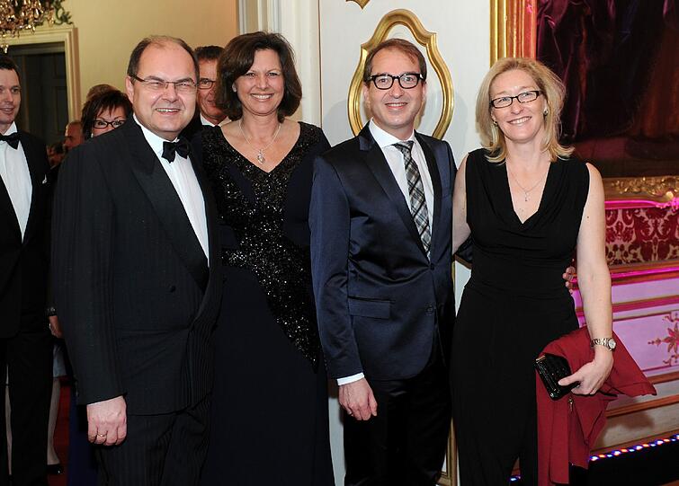 Bundeslandwirtschaftsminister Christian Schmidt (CSU, l-r), die bayerische Wirtschaftsministerin Ilse Aigner (CSU), der Bundesverkehrsminister Alexander Dobrindt (CSU) und seine Frau Tanja.