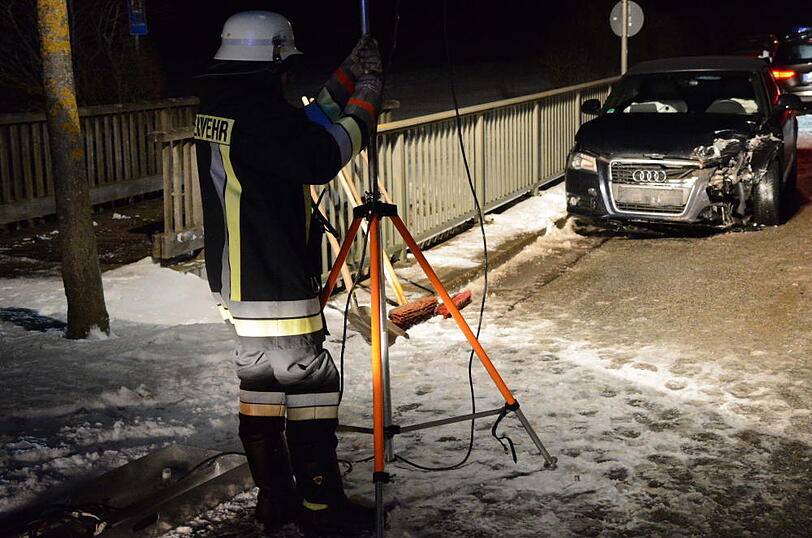 Der Fahrer eines Audis krachte in einen querstehenden BMW. Der wurde in einen angrenzenden Straßengraben geschleudert.