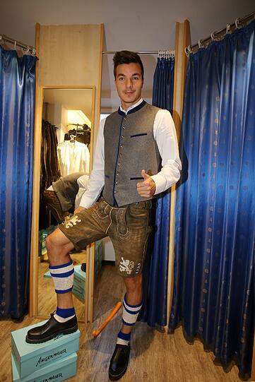 Neues Oktoberfest-Outfit: Die Mannschaft des TSV 1860 bei der Wiesn-Einkleidung beim Trachten-Angermaier.