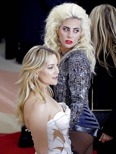 Das Cyborg-Thema präsentierte Lady Gaga im Achtzigerjahre-Look, mit hochtoupierten Haaren und einem Glitzer-Body.