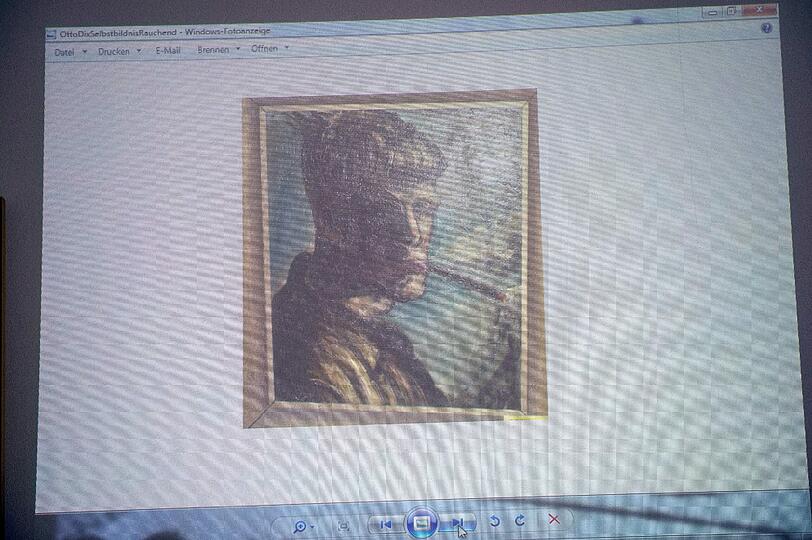 Ein Selbstportrait des deutschen Malers Otto Dix mit einer Zigarette im Mund