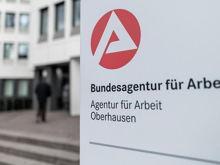 Ein Schild mit dem Symbol der Bundesagentur für Arbeit steht vor der Zweigstelle der Agentur. (Symbolbild)
