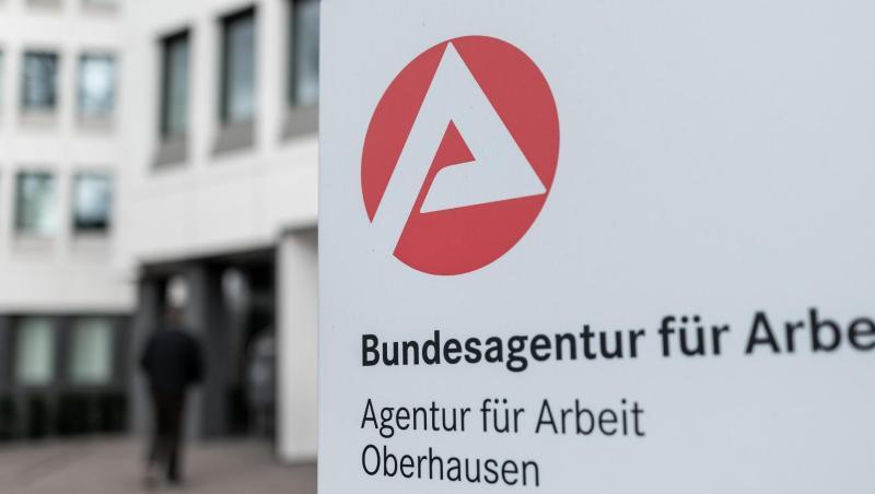 Ein Schild mit dem Symbol der Bundesagentur für Arbeit steht vor der Zweigstelle der Agentur. (Symbolbild) Ein Schild mit dem Symbol der Bundesagentur für Arbeit steht vor der Zweigstelle der Agentur. (Symbolbild)