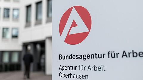 Ein Schild mit dem Symbol der Bundesagentur für Arbeit steht vor der Zweigstelle der Agentur. (Symbolbild)