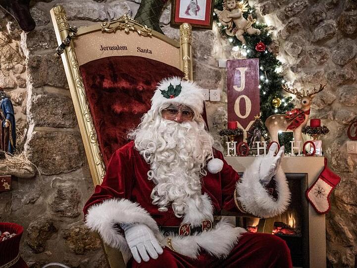Issa Kassissieh als Weihnachtsmann in seinem Haus in Jerusalem.