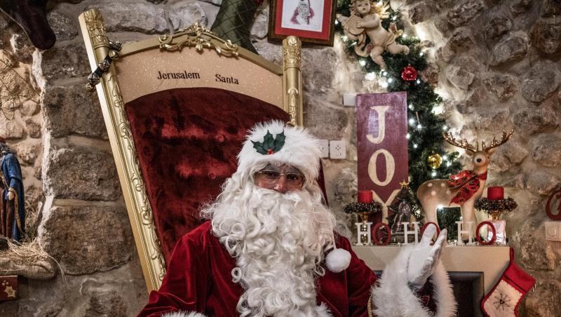Issa Kassissieh als Weihnachtsmann in seinem Haus in Jerusalem. Issa Kassissieh als Weihnachtsmann in seinem Haus in Jerusalem.