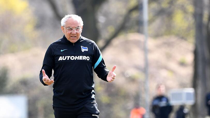 Herthas Trainer Felix Magath gibt Anweisungen.
