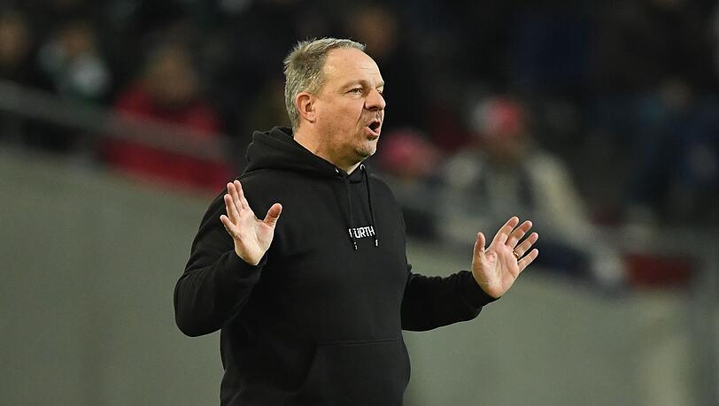 Fürths Trainer Alexander Zorniger gestikuliert.