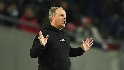 Fürths Trainer Alexander Zorniger gestikuliert.