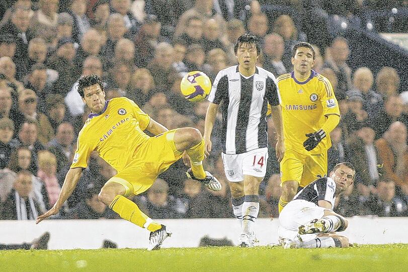 Schmerzhaftes Comeback: Chelsea-Star Michael Ballack (l.), vor vier Woche an beiden Füßen operiert, wird von West Bromwichs Paul Robinson (r.) gefoult.