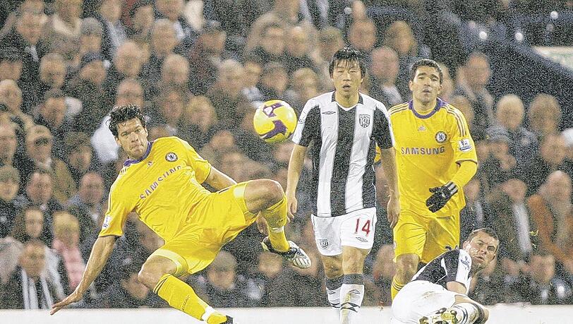 Schmerzhaftes Comeback: Chelsea-Star Michael Ballack (l.), vor vier Woche an beiden Füßen operiert, wird von West Bromwichs Paul Robinson (r.) gefoult. Schmerzhaftes Comeback: Chelsea-Star Michael Ballack (l.), vor vier Woche an beiden Füßen operiert, wird von West Bromwichs Paul Robinson (r.) gefoult.