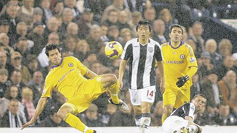 Schmerzhaftes Comeback: Chelsea-Star Michael Ballack (l.), vor vier Woche an beiden Füßen operiert, wird von West Bromwichs Paul Robinson (r.) gefoult.