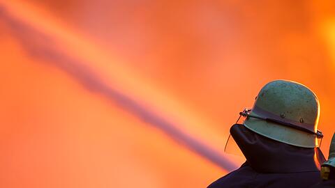 Es hat gebrannt an einem Zug - die Feuerwehr half dabei, dass niemand zu Schaden kam.