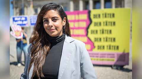 Collien Fernandes am Mittwoch vor dem Deutschen Bundestag.