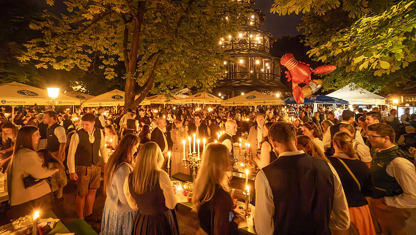 Schon frühmorgens kommen die ersten Besucher zum Kocherlball am Chinesischen Turm. Die meisten sind vorbereitet, haben Brotzeiten und Kerzen eingepackt und richten sich die Tische für die kommenden Stunden her. Schon frühmorgens kommen die ersten Besucher zum Kocherlball am Chinesischen Turm. Die meisten sind vorbereitet, haben Brotzeiten und Kerzen eingepackt und richten sich die Tische für die kommenden Stunden her.