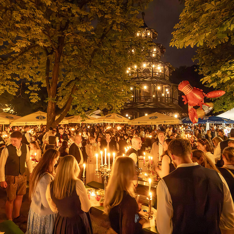 Schon fr&uuml;hmorgens kommen die ersten Besucher zum Kocherlball am Chinesischen Turm. Die meisten sind vorbereitet, haben Brotzeiten und Kerzen eingepackt und richten sich die Tische f&uuml;r die kommenden Stunden her.