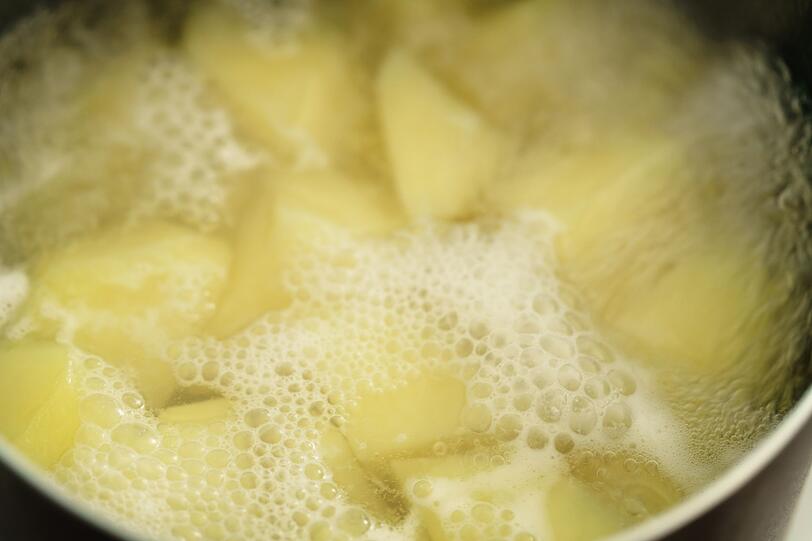 Auch gegen Husten hilft Kartoffelsud. Um den Hustenreiz zu lindern, sollte man am besten ungesalzenes Kartoffelwasser zu sich nehmen. Dafür wird das Wasser leicht erhitzt und mit etwas Honig angerührt. Wegen des Solanin-Gehalts sollte man Kartoffelwasser als Getränk aber nur aus geschälten Kartoffeln genießen. Auch gegen Husten hilft Kartoffelsud. Um den Hustenreiz zu lindern, sollte man am besten ungesalzenes Kartoffelwasser zu sich nehmen. Dafür wird das Wasser leicht erhitzt und mit etwas Honig angerührt. Wegen des Solanin-Gehalts sollte man Kartoffelwasser als Getränk aber nur aus geschälten Kartoffeln genießen.