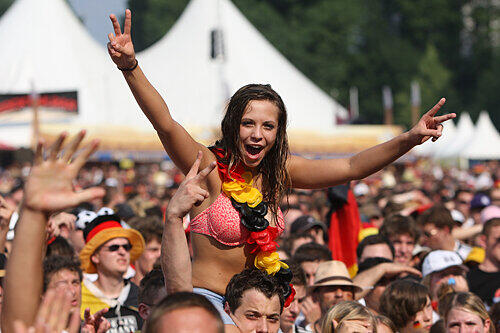 So sexy feierten Fans der deutschen Nationalmannschaft den Sieg über Argentinien auf der Wöhrder Wiese.