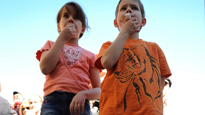 "Mehr Geld für Bildung": Bei strahlendem Sonnenschein demonstrierten Eltern auf dem Odeonsplatz für ihre Kinder. "Mehr Geld für Bildung": Bei strahlendem Sonnenschein demonstrierten Eltern auf dem Odeonsplatz für ihre Kinder.