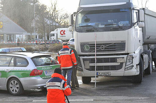 Ein Lkw erfasst an einer Kreuzung in München zwei Fußgänger - einer von ihnen stirbt noch am Unfallort.