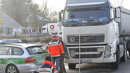 Ein Lkw erfasst an einer Kreuzung in München zwei Fußgänger - einer von ihnen stirbt noch am Unfallort. Ein Lkw erfasst an einer Kreuzung in München zwei Fußgänger - einer von ihnen stirbt noch am Unfallort.