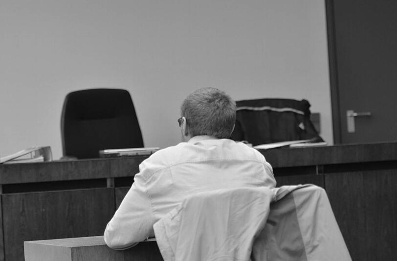 Luc-Simon S. (25), der Vater des getöteten Babys, sitzt im Münchner Gerichtsaal im Zeugenstand.
