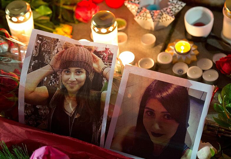 Trauer um Tugce A.: Vor dem Klinikum in Offenbach zeigten hunderte Menschen ihre Anteilnahme.