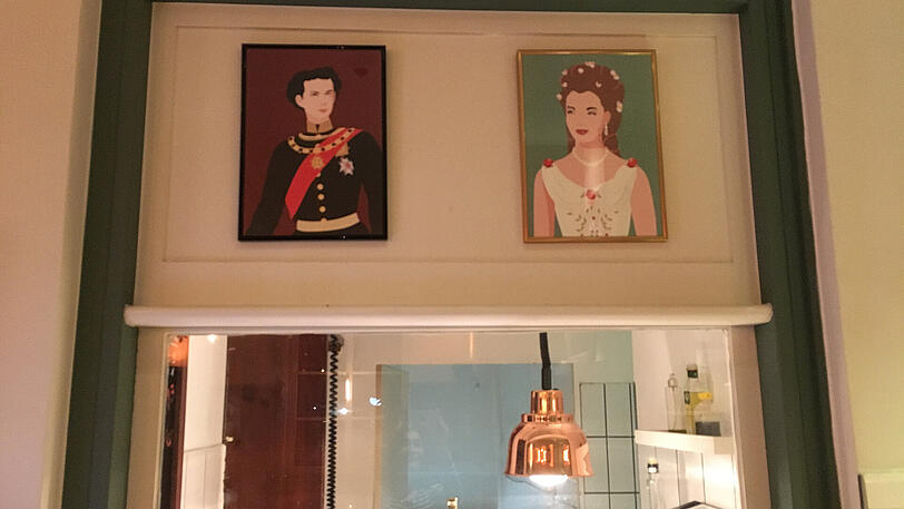 Namensgeber "Kini" Ludwig II. und Sisi über der Durchreiche.