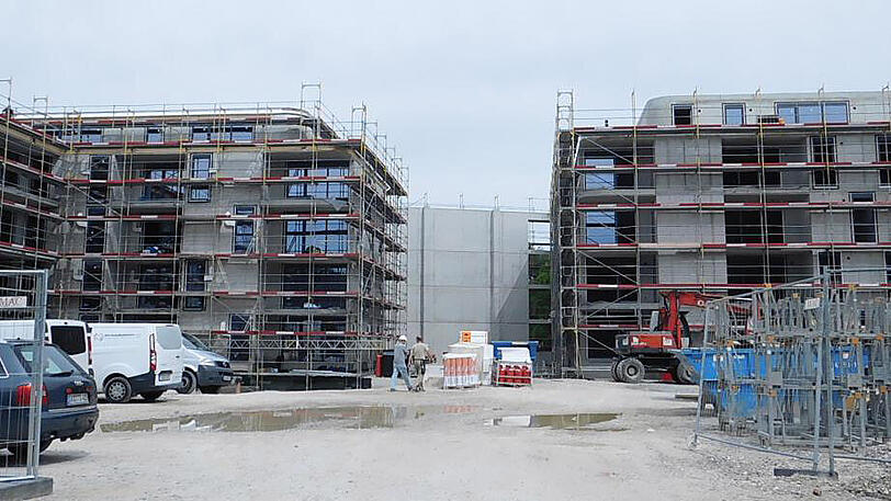Es wird kräftig gebaut, doch transparent ist hier fast nichts. Lediglich kleine Schlitze im Beton lassen Licht durch.