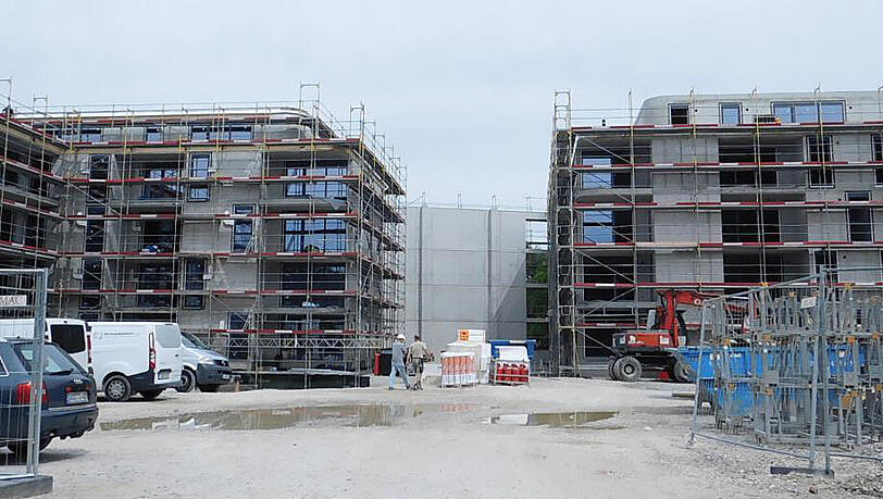 Es wird kräftig gebaut, doch transparent ist hier fast nichts. Lediglich kleine Schlitze im Beton lassen Licht durch. Es wird kräftig gebaut, doch transparent ist hier fast nichts. Lediglich kleine Schlitze im Beton lassen Licht durch.