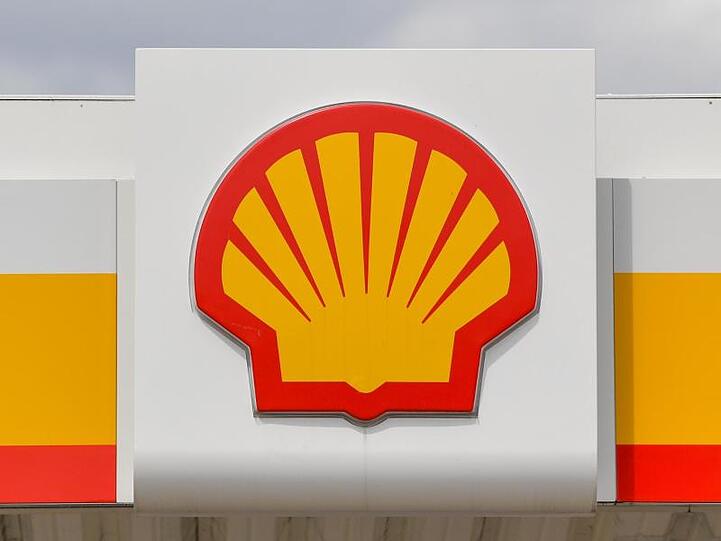 Das Logo der Shell Oil Company an einer Tankstelle. Der Öl- und Gasmulti Shell schreibt infolge der Corona-Krise massive Verluste.