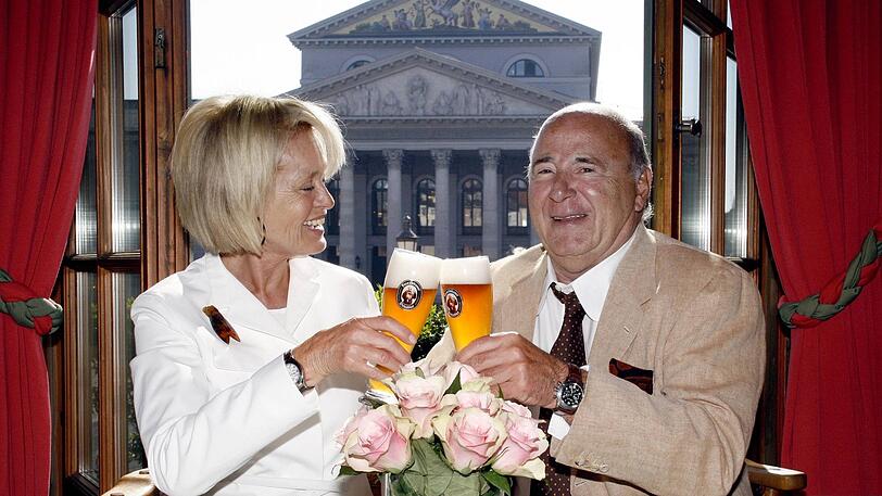 Die Weste ist wieder blütenweiß: Roland "RK" Kuffler mit seiner Frau Doris (genannt "Buick") im Spatenhaus mit Blick auf die Oper.