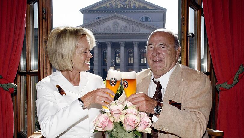 Die Weste ist wieder blütenweiß: Roland "RK" Kuffler mit seiner Frau Doris (genannt "Buick") im Spatenhaus mit Blick auf die Oper. Die Weste ist wieder blütenweiß: Roland "RK" Kuffler mit seiner Frau Doris (genannt "Buick") im Spatenhaus mit Blick auf die Oper.